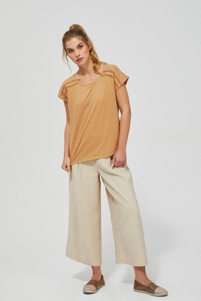 Bluzka z ażurowym zdobieniem miodowa