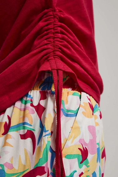 T-shirt z dekoltem w serek truskawkowy