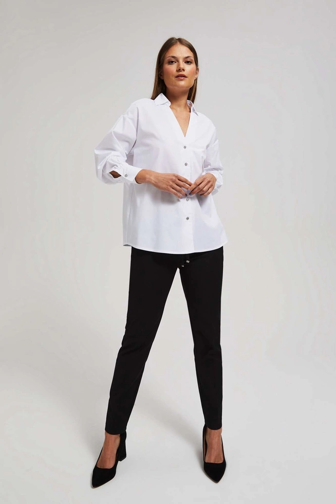 Koszula ze srebnymi ozdobnymi guzikami i kołnierzykiem biała