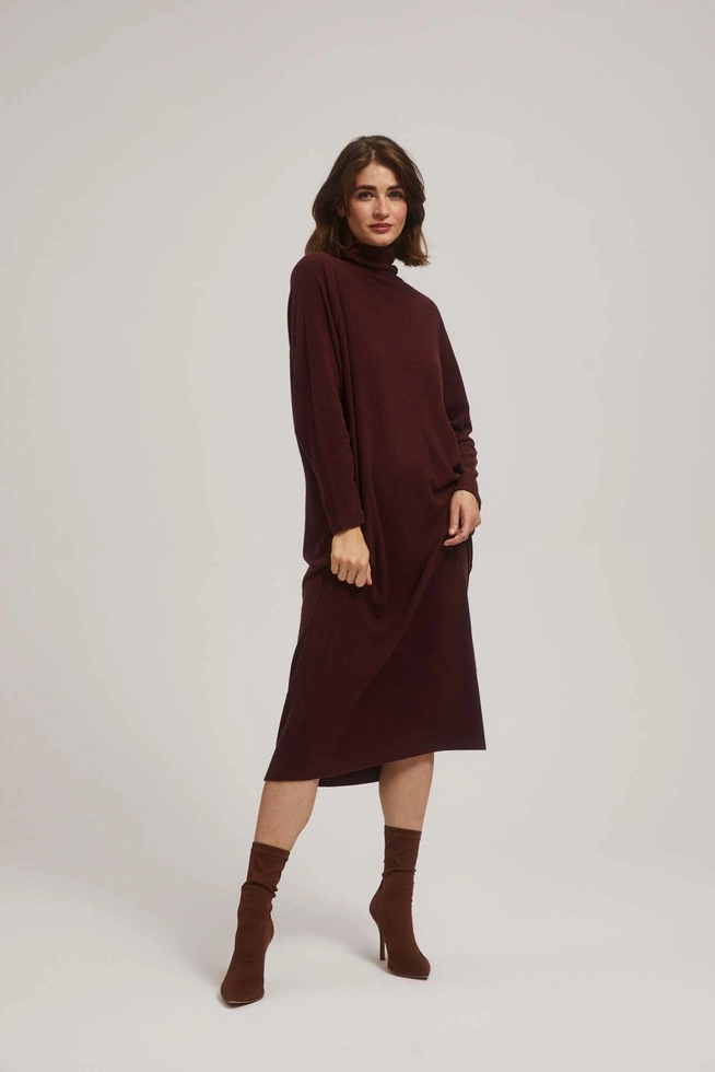 Prążkowana sukienka z golfem