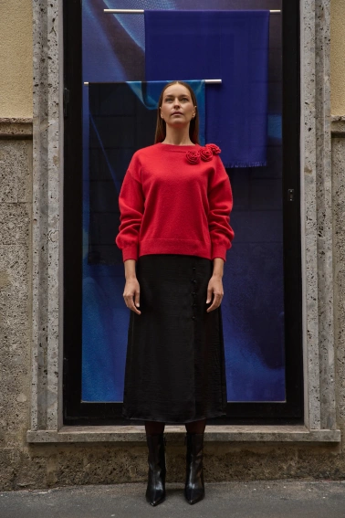 Sweter z różą czerwony