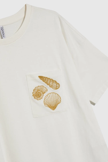 T-shirt z hatfem na kieszonce biały