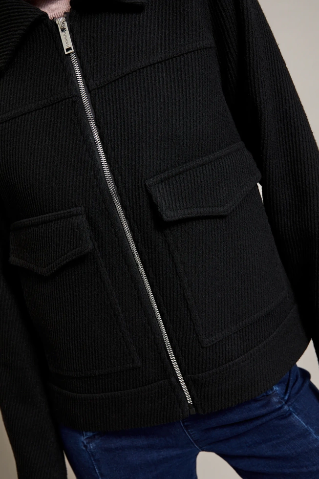Kurtka z dużymi kieszeniami czarna