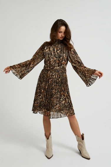 Plisowana sukienka z szerokimi rękawami czarna