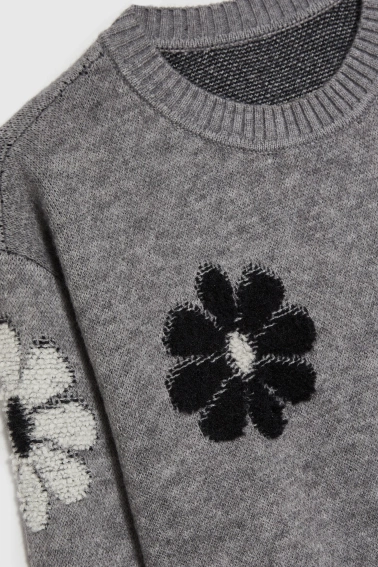 Sweter w kwiaty szary