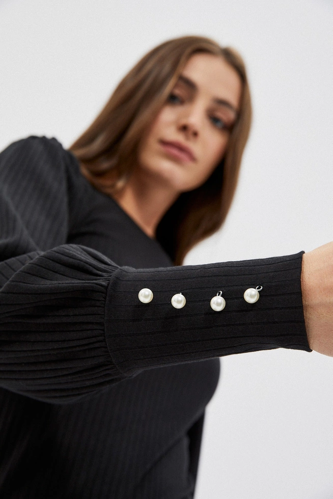 Bluzka z półgolfem i guzikami na rękawach czarna