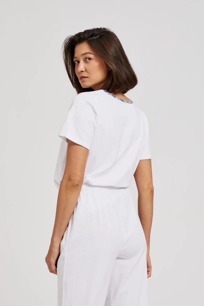 Bluzka z ozdobionym dekoltem biała