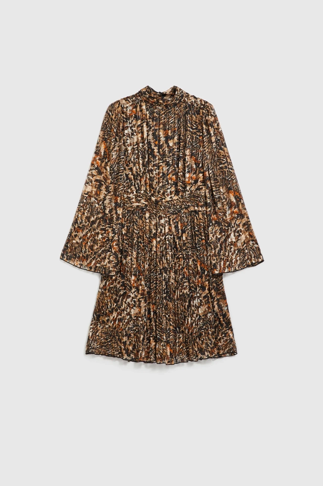 Plisowana sukienka z szerokimi rękawami czarna