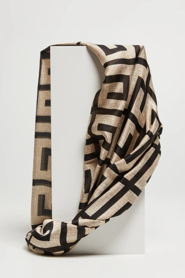 Szalik w geometryczny wzór czarny