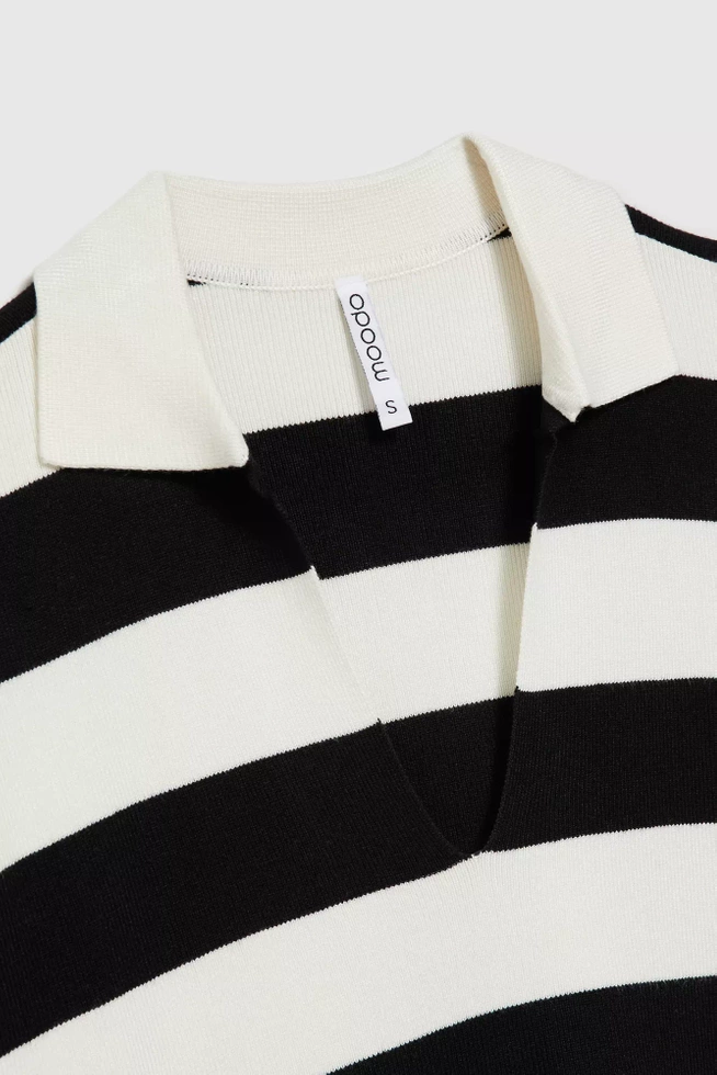 Sweter w szerokie pasy z dekoltem w serek i kołnierzykiem czarno-biały