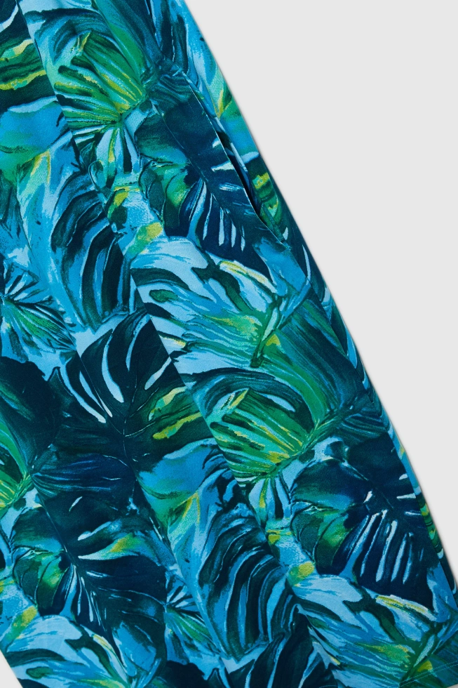 Sukienka z tropikalnym printem niebieska