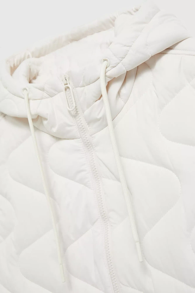Długa pikowna kurtka z kapturem biała