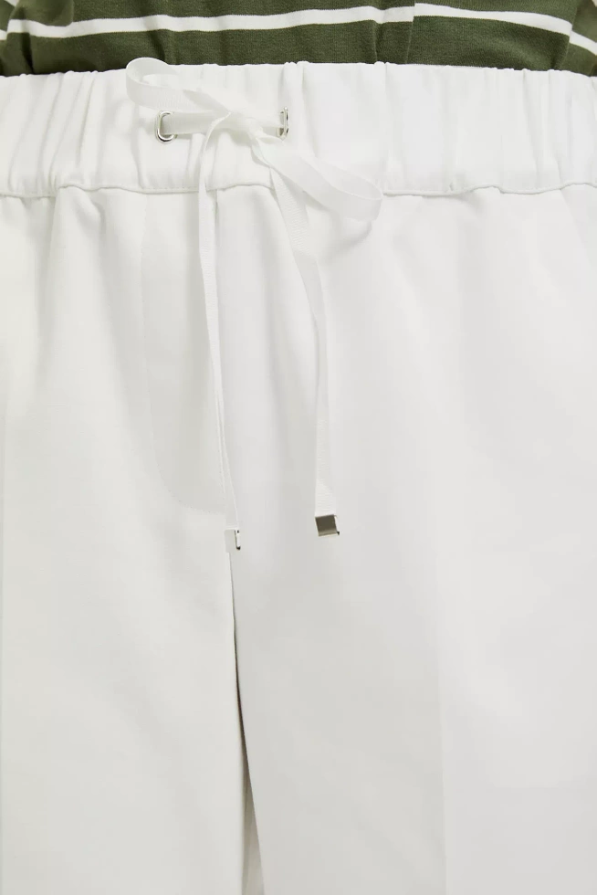 Spodnie z prostą nogawką i wiązaniem w pasie białe