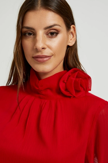 Elegancka koszula z ozdobną różą czerwona