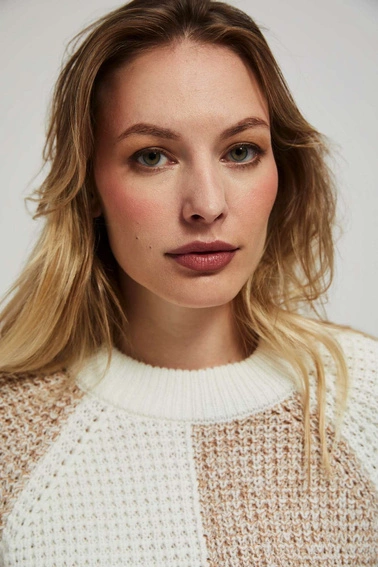 Sweter z geometrycznym wzorem