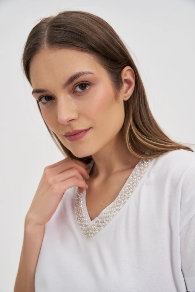 T-shirt z ozdobnym dekoltem biały