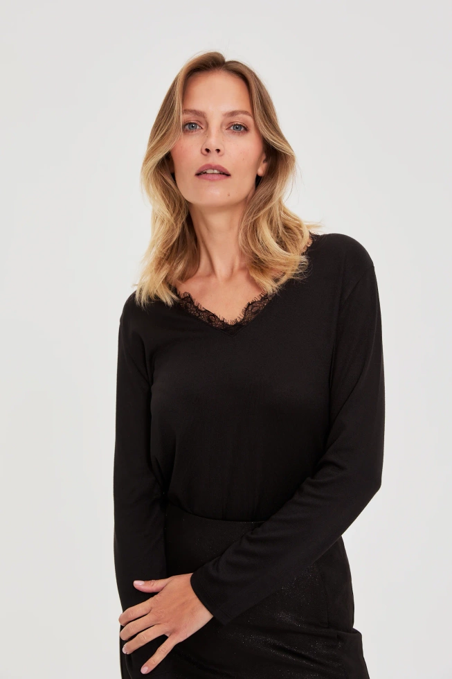 Sweter z koronkowym dekoltem czarna
