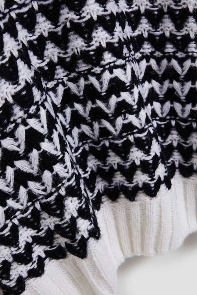 Sweter z golfem czarno-biały