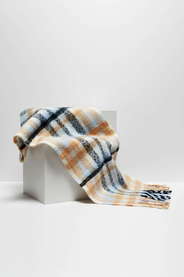 Szal w kratę z frędzlami błękitny