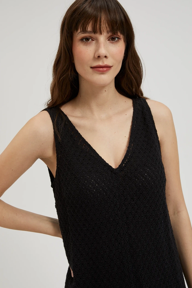 Ażurowa sukienka z dekoltem w serek czarna