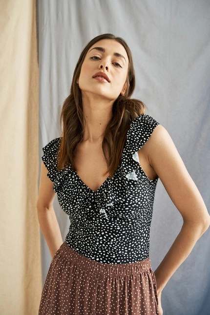 Jednoczęściowy strój kąpielowy z ozdobnym dekoltem  czarny