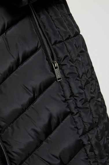 Pikowana kurtka z kapturem i zapinanymi kieszeniami czarna