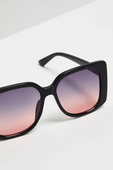 Okulary przeciwsłoneczne z prostokątnymi grubymi oprawkami czarne