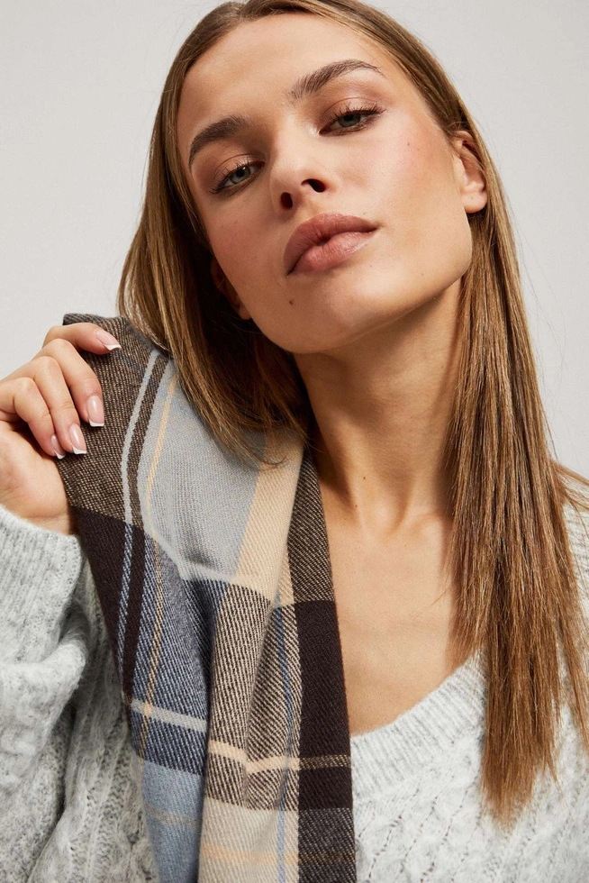 Szalik w kratę z frędzlami brązowy