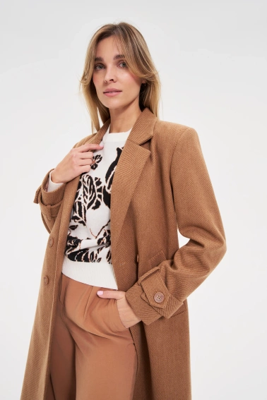 Długi płaszcz brązowy