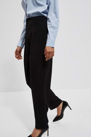 Spodnie w kant wykonane z gładkiego materiału czarne