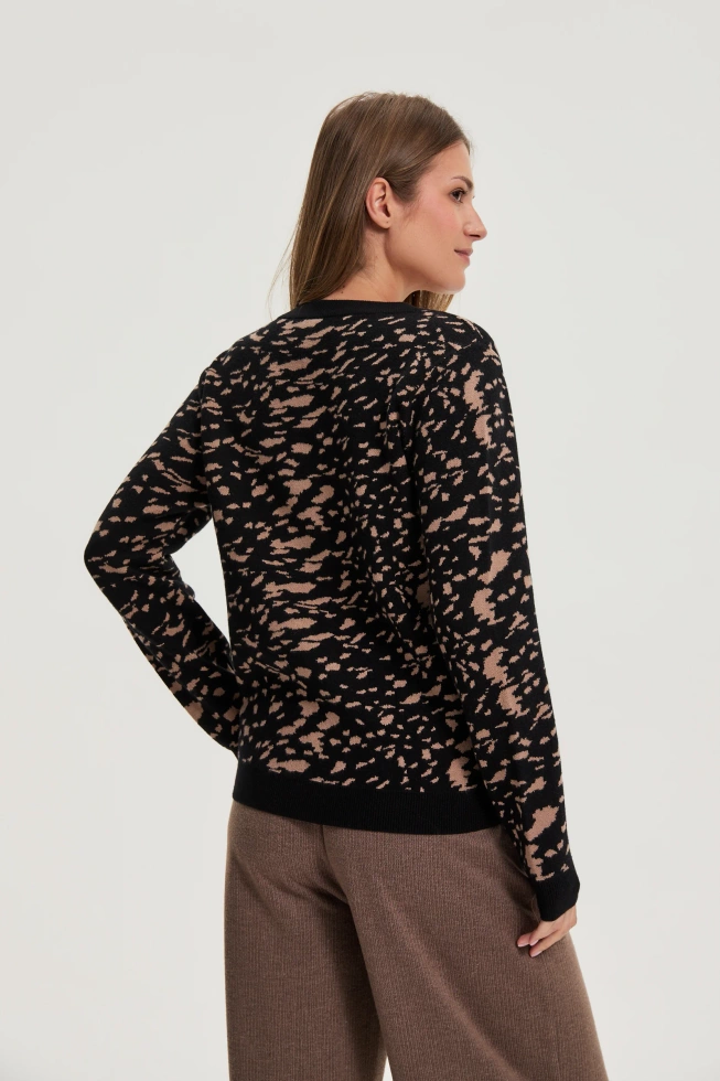 Sweter o prostym fasonie czarny