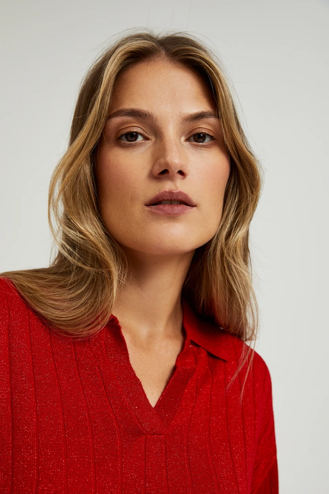 Sweter z kołnierzykiem i metaliczną nitką czerwona