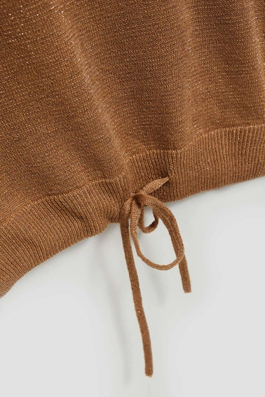 Sweter z metaliczną nitką i wiązaniem 