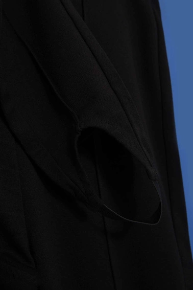 Gładkie spodnie z paskiem na stopie czarne