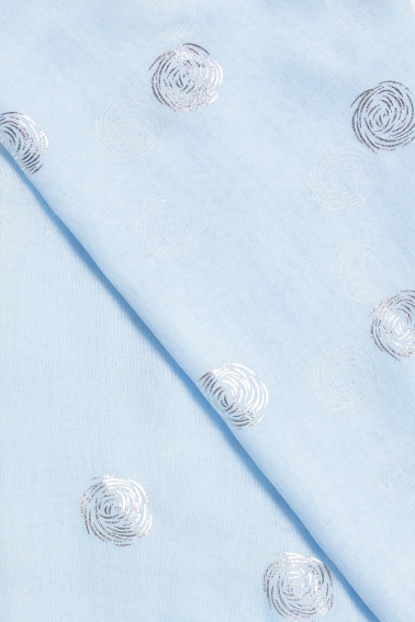 Szal z metalicznym nadrukiem błękitny