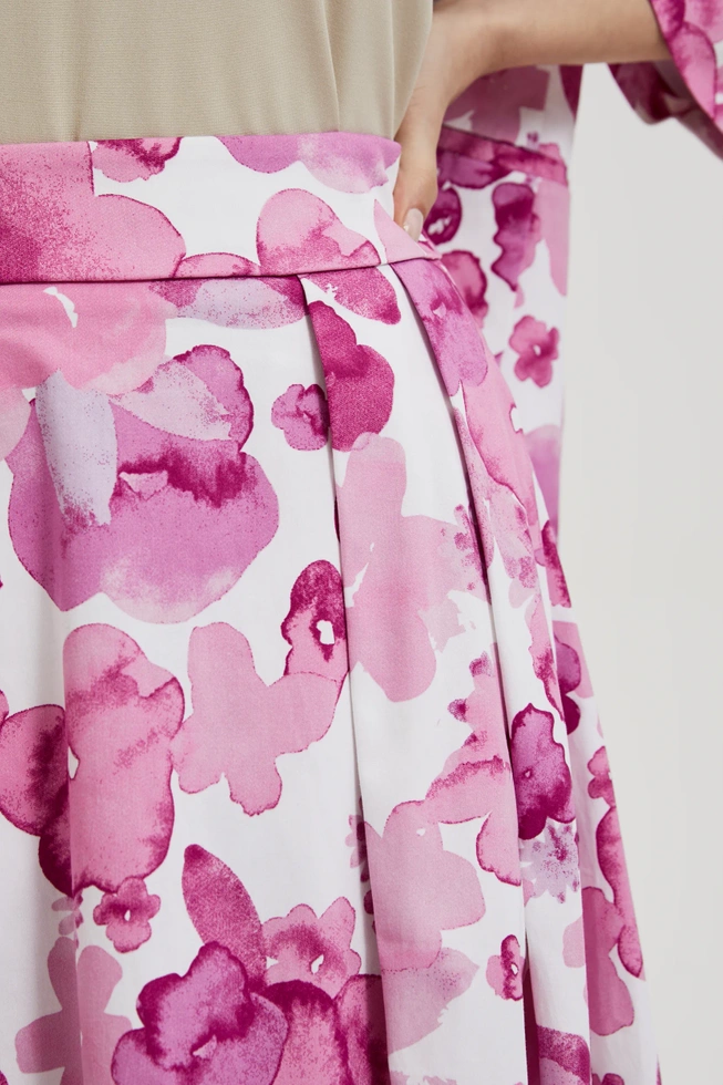 Rozkloszowana spódnica w kwiaty różowa