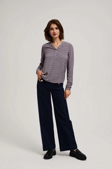 Wzorzysta koszula z dekoltem w serek błękitna