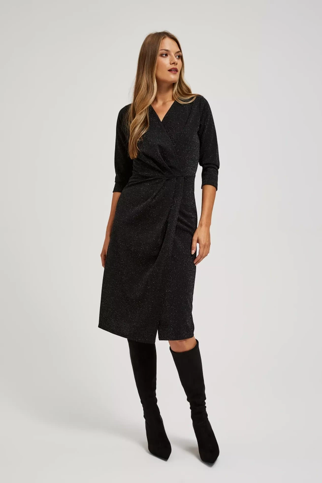 Sukienka ozdobiona metaliczną nitką