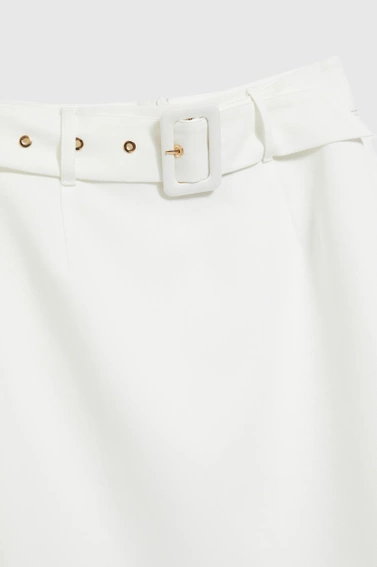 Ołówkowa spódnica z szerokim paskiem biała
