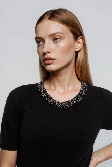 Sweter z ozdobnym dekoltem czarny