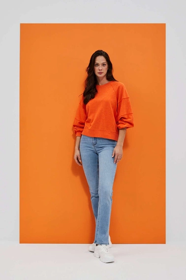 Jeansy z rozcięta nogawką