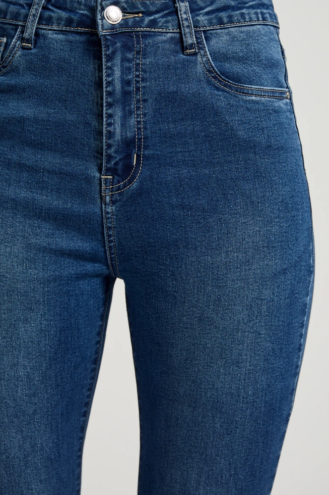 Gładkie jeansy dzwony niebieskie