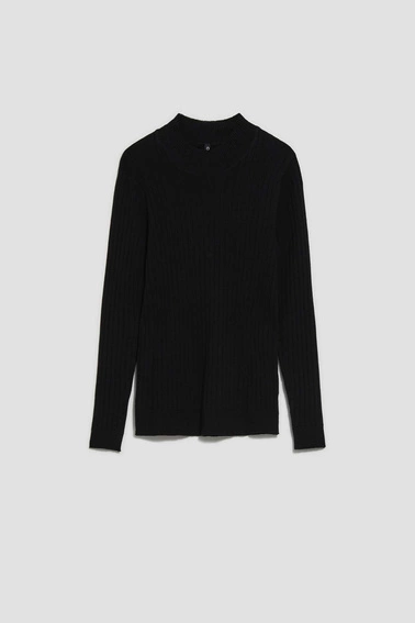 Dopsowany sweter w prążki czarny