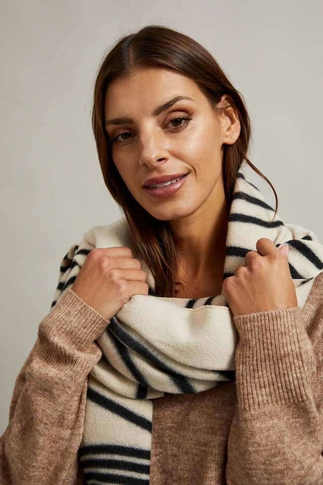 Szalik w czarne paski beżowy