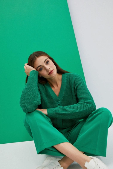 Krótki kardigan zapinany na guziki zielony