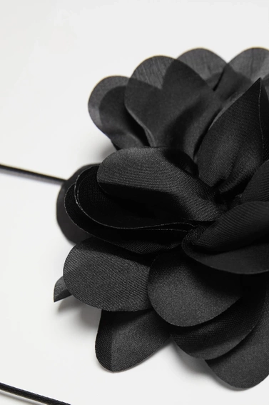 Wiązany choker z materiałowym kwiatem czarny