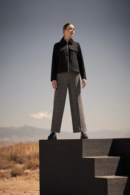 Spodnie z prostymi nogawkami w kant szare