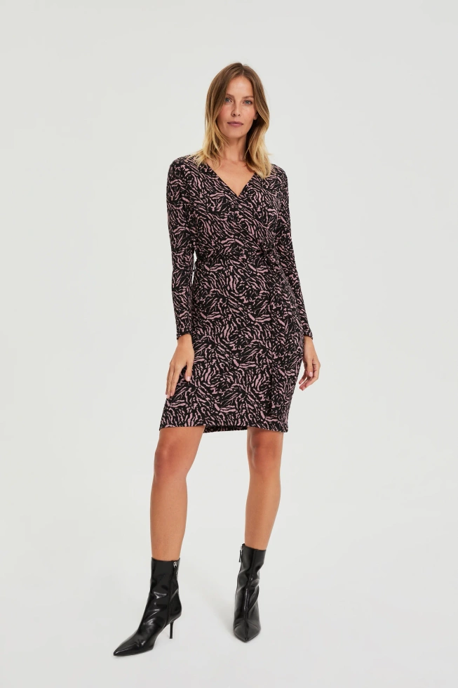 Dopasowana sukienka czarna