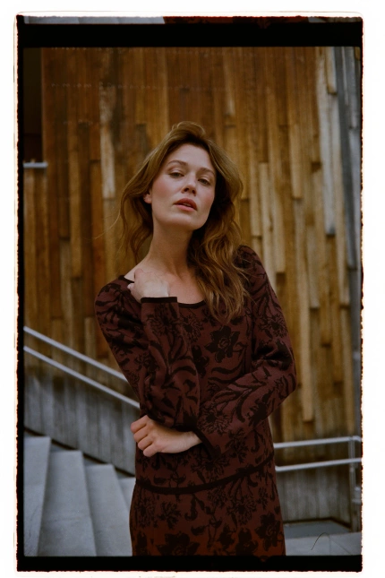 Sweter w roślinny wzór brązowy