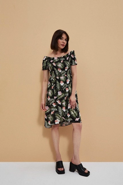 Sukienka z roślinnym motywem